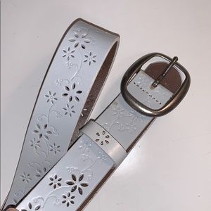 White flower design belt